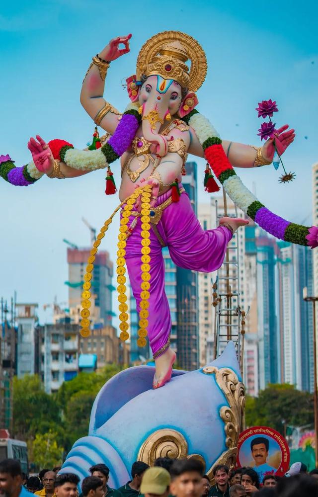 True to its name, this Ganpati stands on a conch (shankha) in a graceful dancing posture, bestowing wealth upon devotees with one hand.